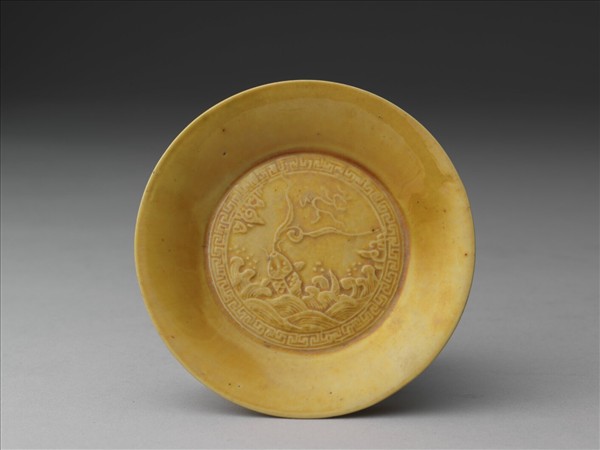 黃釉魚化龍紋碟