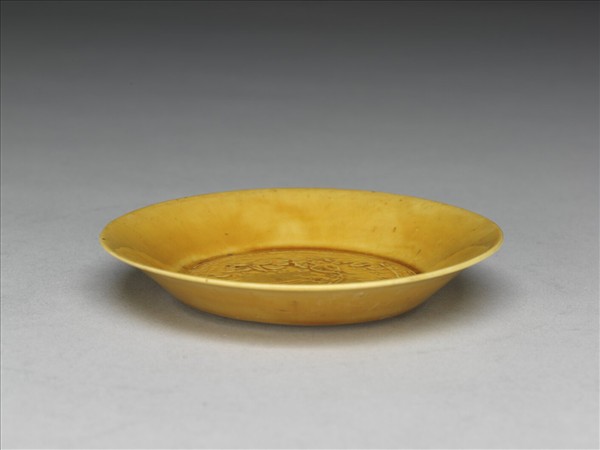 黃釉魚化龍紋碟