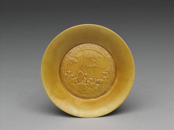 黃釉魚化龍紋碟