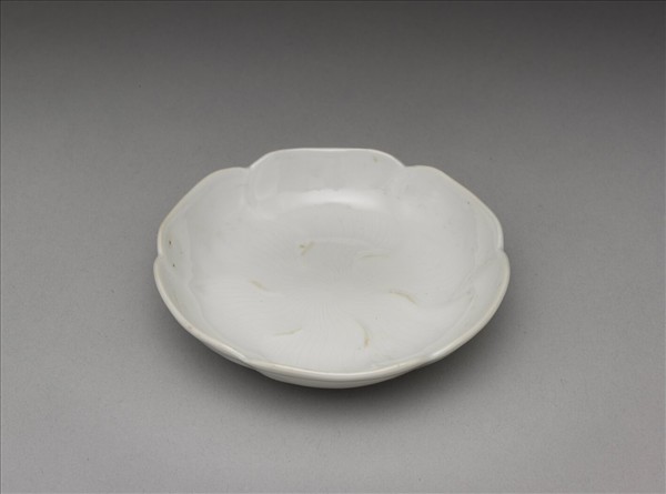 甜白釉葵花式碟