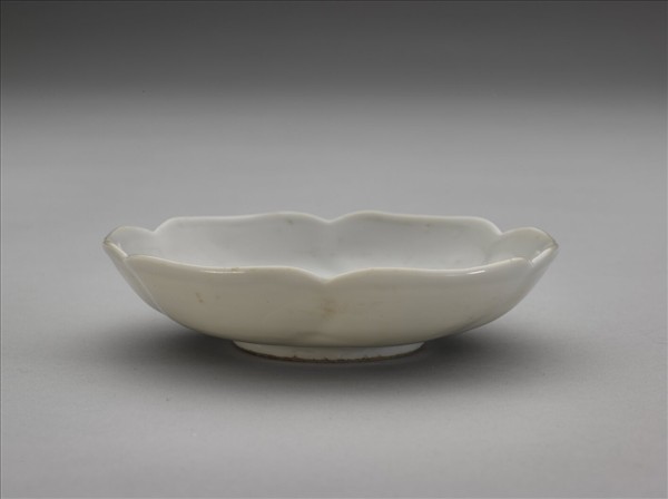 甜白釉葵花式碟