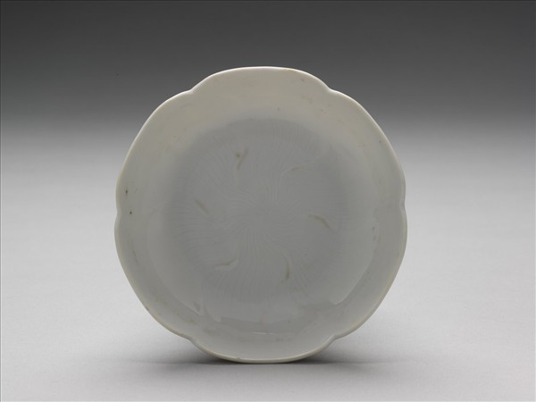 甜白釉葵花式碟