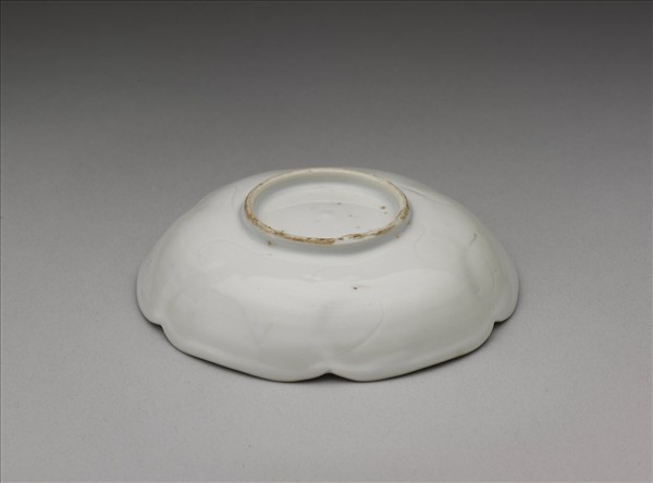 甜白釉葵花式碟