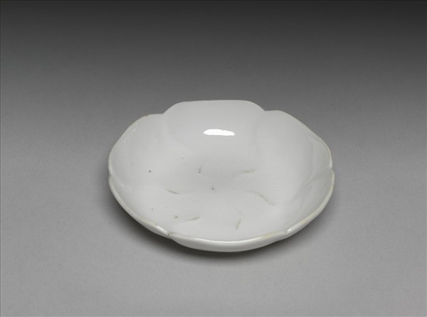 甜白釉葵花式碟