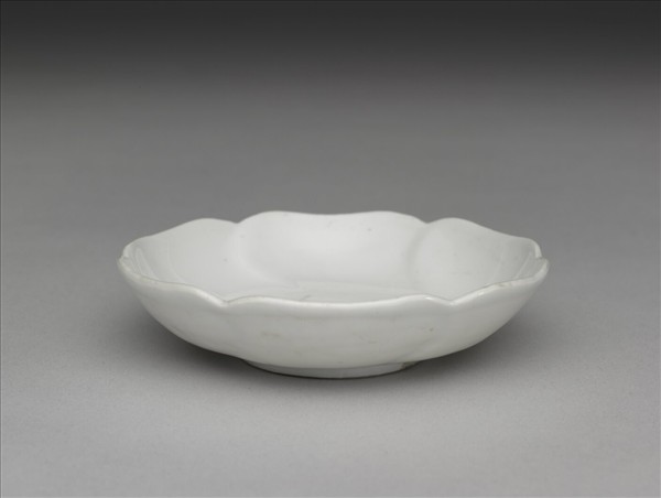 甜白釉葵花式碟