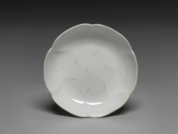 甜白釉葵花式碟