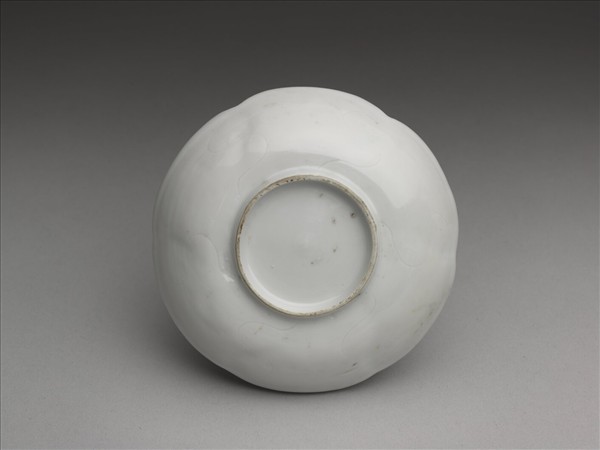 甜白釉葵花式碟