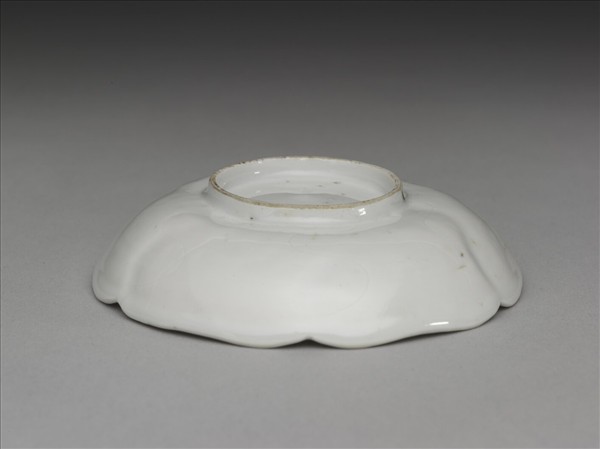 甜白釉葵花式碟