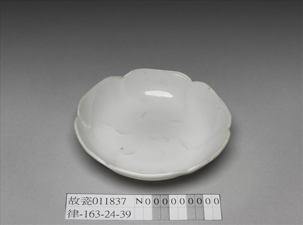 甜白釉葵花式碟