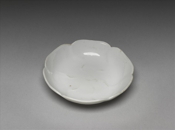 甜白釉葵花式碟