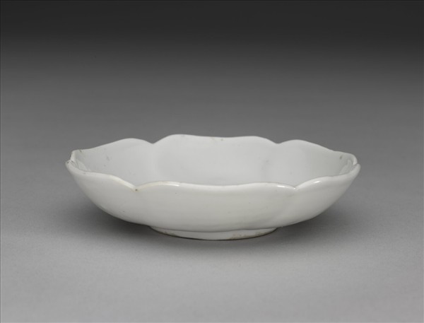 甜白釉葵花式碟