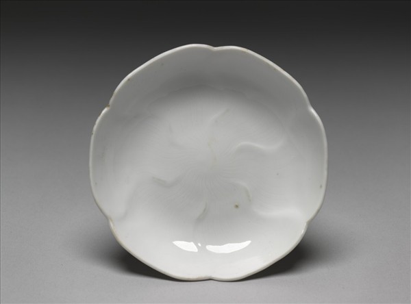 甜白釉葵花式碟