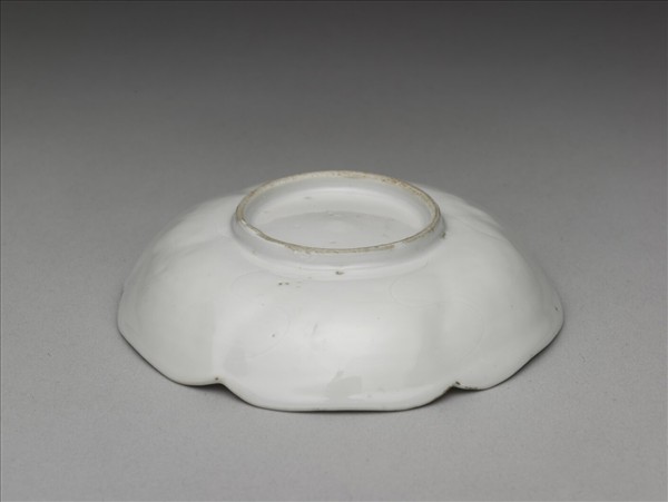 甜白釉葵花式碟