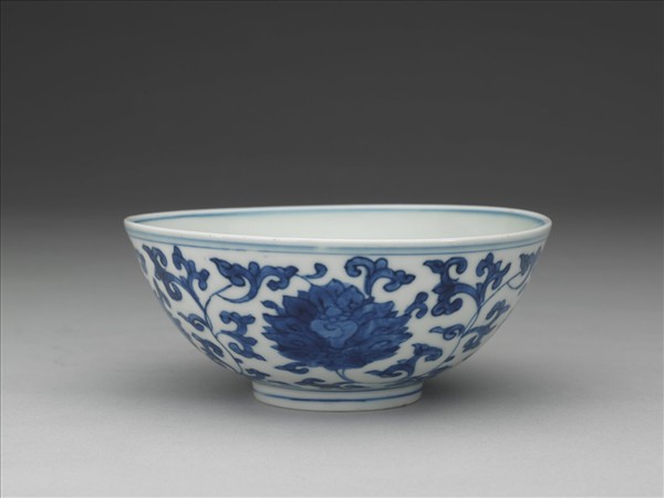 青花番蓮紋壽字碗