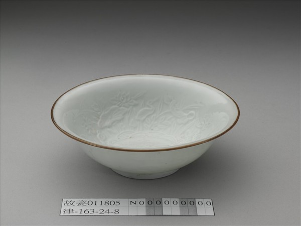 青白瓷印花蓮塘鷺鷥紋碗