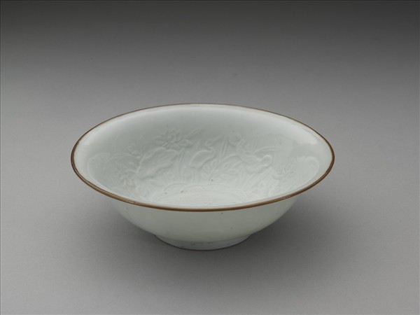 青白瓷印花蓮塘鷺鷥紋碗