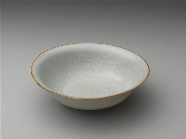 青白瓷印花蓮塘鷺鷥紋碗