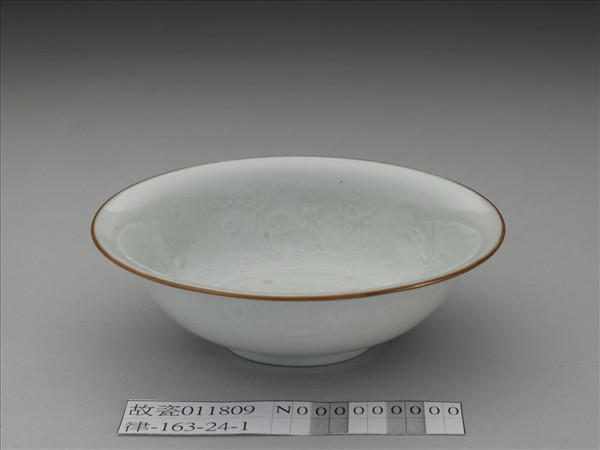 青白瓷印花蓮塘鷺鷥紋碗