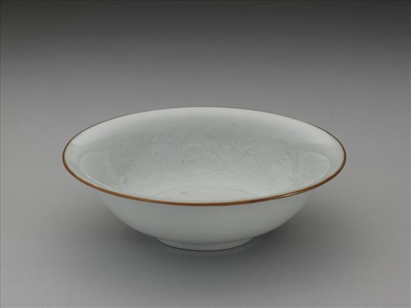 青白瓷印花蓮塘鷺鷥紋碗