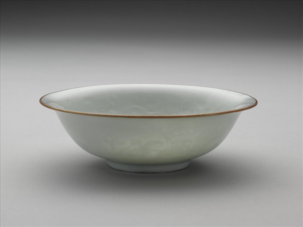 青白瓷印花蓮塘鷺鷥紋碗