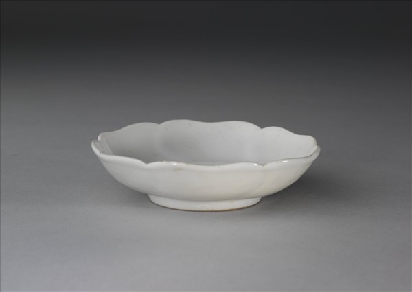 甜白釉葵花式碟