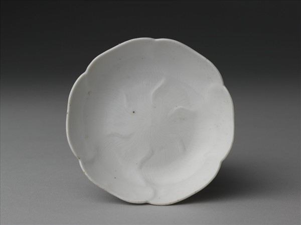 甜白釉葵花式碟