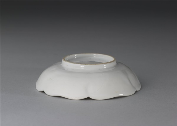 甜白釉葵花式碟