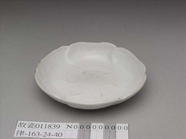 甜白釉葵花式碟