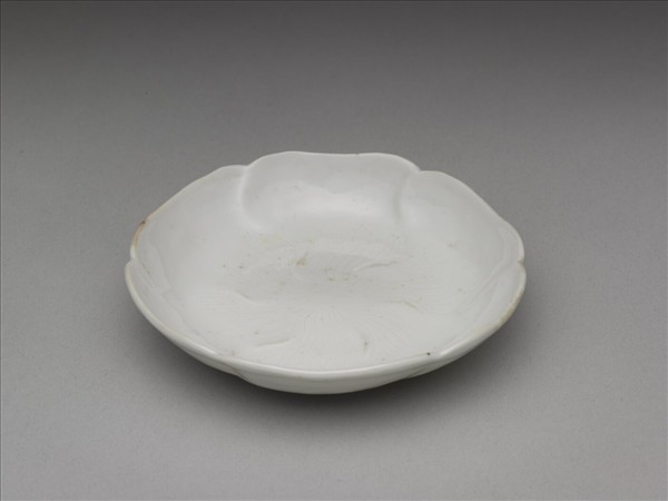 甜白釉葵花式碟