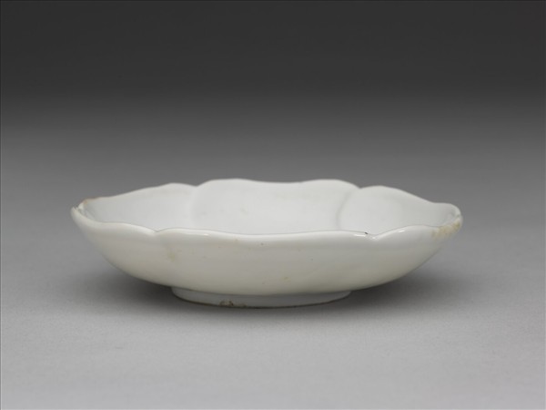 甜白釉葵花式碟