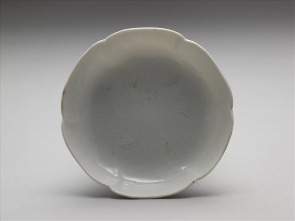 甜白釉葵花式碟