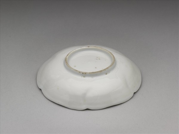 甜白釉葵花式碟