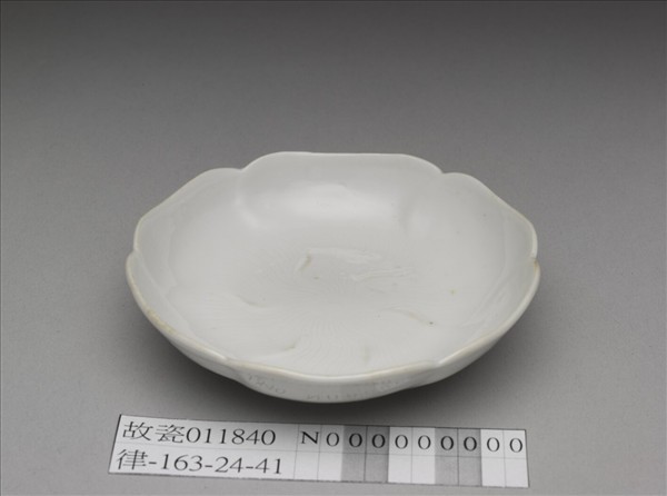 甜白釉葵花式碟