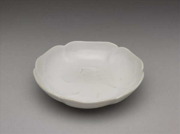 甜白釉葵花式碟