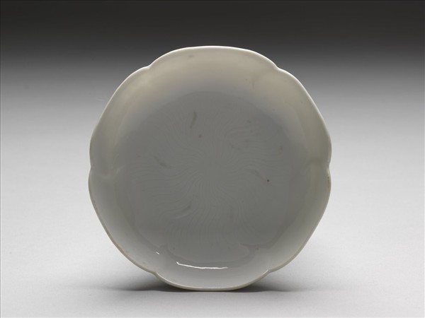 甜白釉葵花式碟