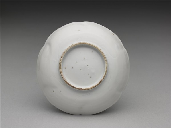 甜白釉葵花式碟