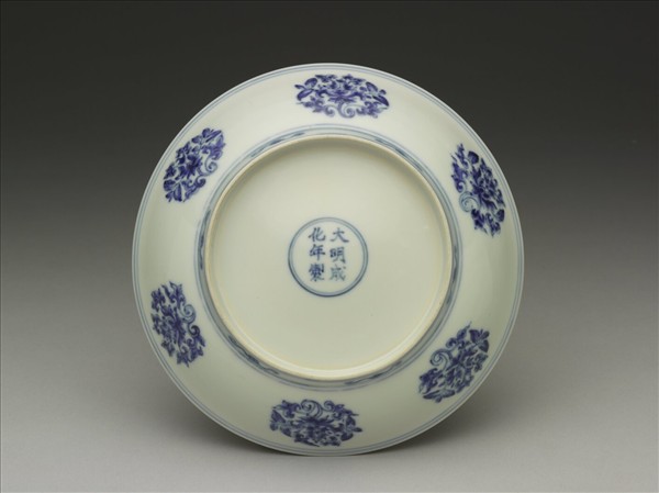 青花蓮托八吉祥紋盤