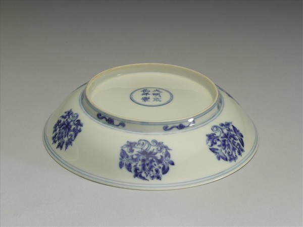 青花蓮托八吉祥紋盤