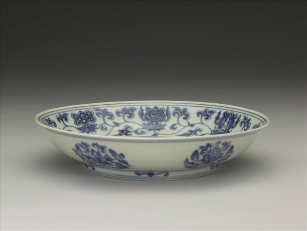 青花蓮托八吉祥紋盤