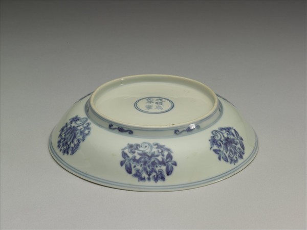 青花蓮托八吉祥紋盤