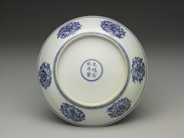 青花蓮托八吉祥紋盤