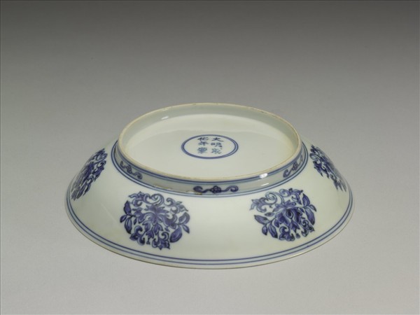 青花蓮托八吉祥紋盤