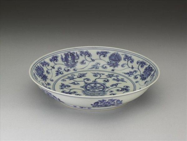 青花蓮托八吉祥紋盤