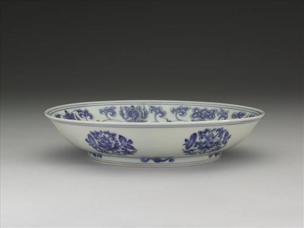 青花蓮托八吉祥紋盤