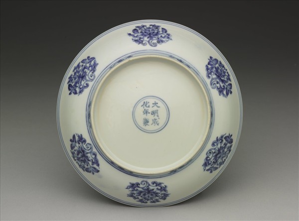 青花蓮托八吉祥紋盤