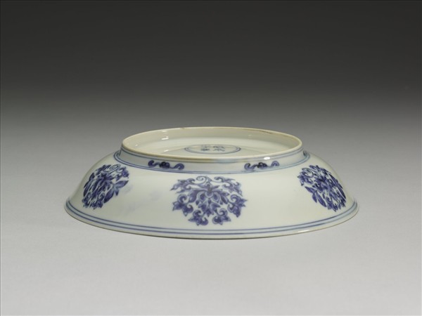 青花蓮托八吉祥紋盤