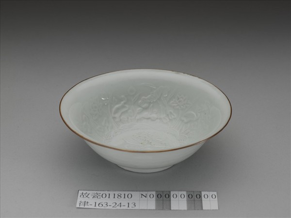 青白瓷印花蓮塘鷺鷥紋碗