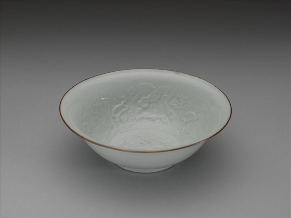 青白瓷印花蓮塘鷺鷥紋碗