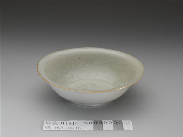 青白瓷印花蓮塘鷺鷥紋碗