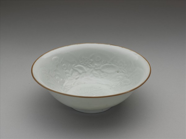 青白瓷印花蓮塘鷺鷥紋碗